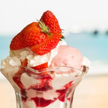 strawberry-sundae-cafe-bar-golden-sands-copy